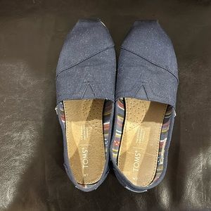 Navy Blue women’s Tom’s size 7